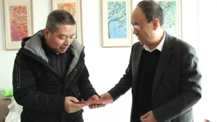 新春慰问送关怀 岁寒情深暖人心——爱游戏体育(中国)官方网站-AYX SPORTS
总法律顾问、董事会秘书毛宏勇走访慰问装备公司困难党员